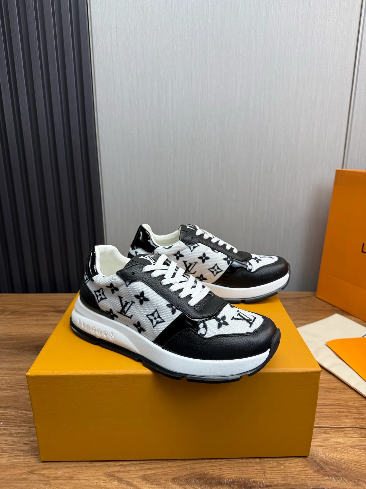 Men's shoes 💰800💰 LOUIS VUITTON [Luden Yiwei] Brand new trendy Lv is on the market 🎁, casual and fashionable men's shoes 👟Original 1:1 shipment✅ The upper is made of imported brand leather + cowhide lining, the original wear-resistant rubber outsole, the version is simple and elegant, exclusive for trendy men. 38-44 (customized at 38.45)